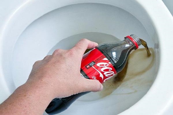 Cách tẩy bồn cầu bị ố bằng Cocacola